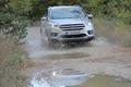 Ford Kuga 2016 projíždí kaluží