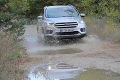 Ford Kuga 2016 projíždí kaluží