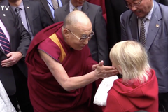 Praha vítá dalajlámu. K mlčení politiků není potřeba nic dodávat, říká Hrzánová