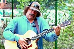 "Miloši, musíš za svou pravdou stát!", zpívá Ladislav Sedláček prezidentovi