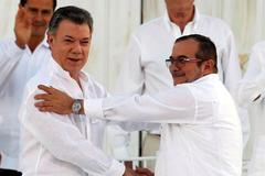 Kolumbijský prezident Juan Manuel Santos a hlava gerily FARC Timochenko.