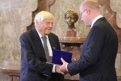 Jiří Brady vyznamenán premiérem a poslaneckou sněmovnou