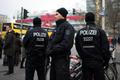 Policie u berlínských vánočních trhů.