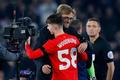 Ben Woodburn a Jürgen Klopp při gólové premiéře mladíka v League Cupu