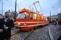 Mazací tramvaj v Praze vánočně svítí a jede, 19.12.2016