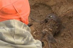 Rusové stále nacházejí hroby po stalinských čistkách. Jména obětí umísťují na domy