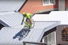 Vittorio Brumotti na střeše hotelu