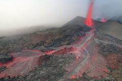 Kameramanovi se podařilo dronem natočit aktivní sopku. Podívejte se na unikátní záběry