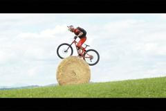 Skotský biker dokáže s kolem neuvěřitelné triky. Podívejte se