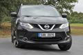 Nissan Qashqai zatáčka asfalt