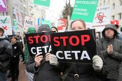 Protest proti dohodě CETA ve Varšavě, říjen 2016