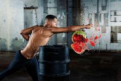 Osm tisícin vteřiny. Tak explodují věci po úderech mistra bojových umění