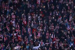 Fanoušci Slavie bojovali s tmou mobily, hráči na hřišti s Boleslaví dvěma góly