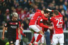 Mats Hummels slaví gól se spoluhráči z Bayernu Mnichov