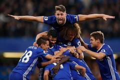 Fotbalisté Chelsea se radují z výhry nad Manchesterem United