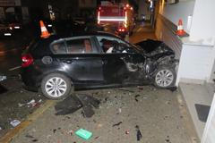 Opilá řidička nabourala zaparkované auto a najela do služebny policie