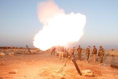 Pešmergové střílí z minometu na pozice Islámského státu