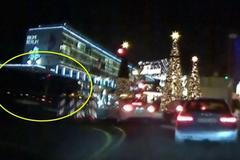 Taxikář nahrál kamion řítící se na vánoční trh v Berlíně. Lidé vyděšeně utíkali z místa