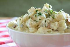 U štědrovečerní večeře nesmí chybět bramborový salát, zkuste ho s domácí majonézou