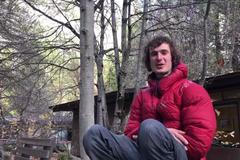 Adam Ondra po návratu ze stěny do údolí