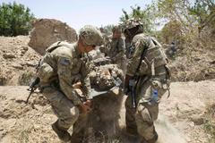 Fotostory: Zraněný afghánský voják přišel o nohy a začal se znovu učit chodit