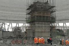 Záchranáři zasahují u stavby elektrárny v Číně, kde po zřícení lešení zemřely desítky lidí.