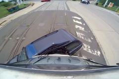 Podívejte se, jak vypadá smrtelná srážka automobilu s tramvají z pohledu řidiče