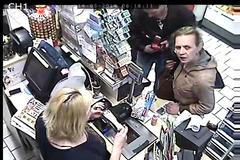 Snímek jedné z pachatelek, který zveřejnila policie.