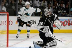 NHL, LA KIngs - San Jose: Jonathan Quick (32) dostává gól
