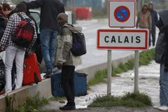 Běženci začínají opouštět Calais.