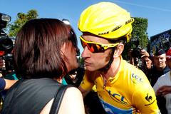 Britský cyklista Bradley Wiggins ze stáje Sky Procycling v cíli 20. etapy Tour de France 2012 s manželkou Cath.