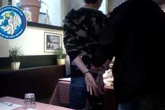 Česká policie zatkla v pražském hotelu ruského hackera. Podívejte se na video