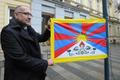 Mikuláš Bek vyvěšuje tibetskou vlajku.