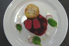 Steak z jelena a omáčka z malin je dokonalá kombinace k jídlu