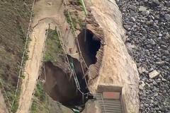 V době Královského přílivu se rozerval kalifornský útes. Díra ohrožuje domy nad ním