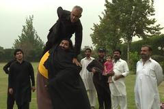 Téměř půl tuny vážící Pákistánec chce přibrat a uspět mezi americkými zápasníky