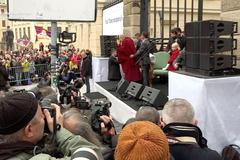 Podívejte se, jak lidé na Hradě vítali dalajlámu