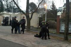 Policisté odvádějí aktivisty ze skupiny Kaputin od ruské ambasády.