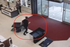 Zmatkař svrhl v obchodě čtyři televize. A mohli se s prodavčem jen chytat za hlavu