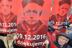 Portrét Andrzeje Rzeplińského na víkendové opoziční demonstraci ve Varšavě.