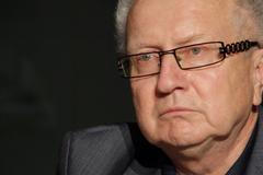 Senátor Veleba ani podruhé neodpověděl na otázky DVTV k financování Zemanovy kampaně