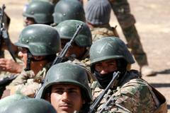 Sunnitské milice před začátkem bitvy o Mosul.