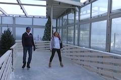 Na střeše moskevského mrakodrapu vzniklo kluziště. Z bruslí je vidět celé město