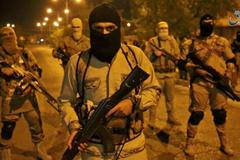 Bojovníci Islámského státu v Mosulu. Fotografii převzala agentura Reuters z jejich videa.