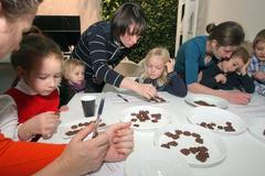 Děti ochutnávají čokoládu