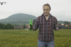 Opilé prase, rvačka s krávou, klobásy a pivo. České volby podle Pavláska