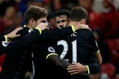 Diego Costa slaví se spoluhráči gól Chelsea