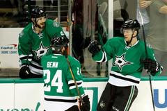 Radek Faksa se raduje z gólu v síti Flyers