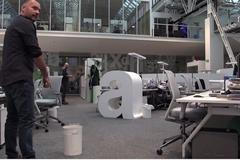 Barbora Strýcová versus odpadkový koš. Jak to jde dohromady? A jak to dopadlo? Podívejte se!