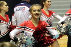 Vlnící se roztleskávačky, akrobatické kousky i dětské postavičky. V Brně začal nohejbalový šampionát